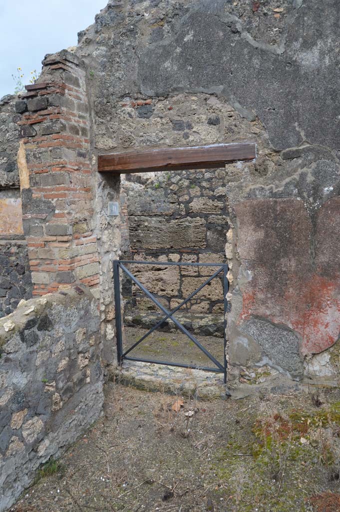 VII.15.12/11 Pompeii. March 2018. Rear side entrance doorway at VII.15.11 to Vicolo del Gallo.
Foto Taylor Lauritsen, ERC Grant 681269 DCOR.

