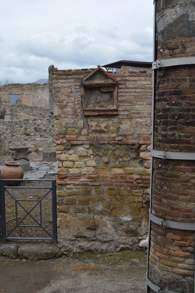 VII.16.6 Pompeii, March 2018. Looking north to narrow entrance doorway.
Foto Taylor Lauritsen, ERC Grant 681269 DCOR.

