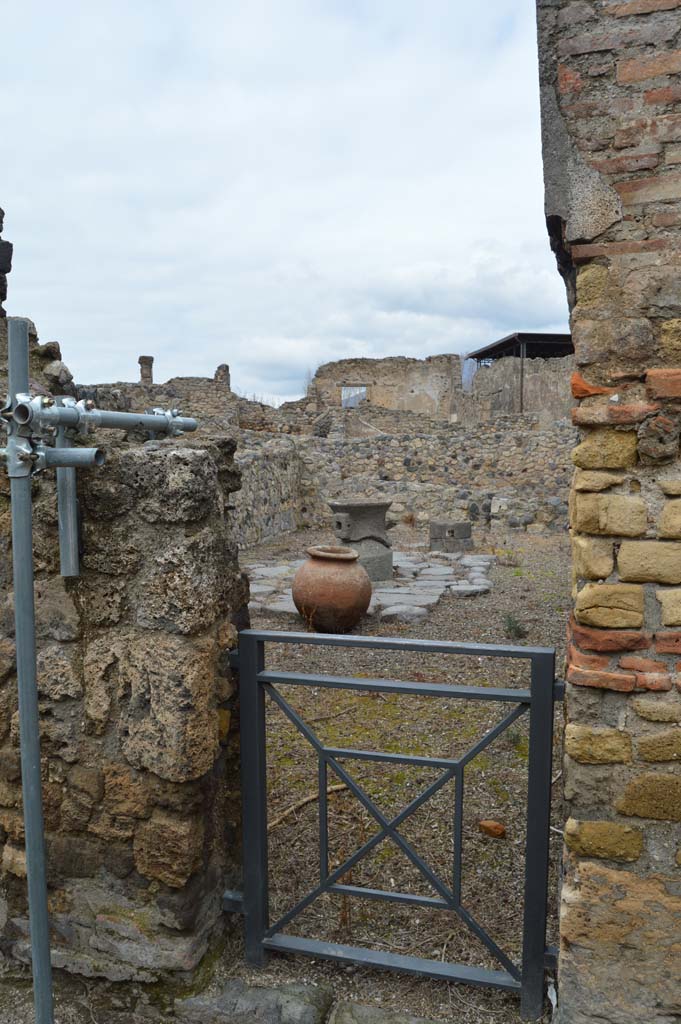 VII.16.6 Pompeii. March 2018. Looking north through entrance doorway.
Foto Taylor Lauritsen, ERC Grant 681269 DCOR.
