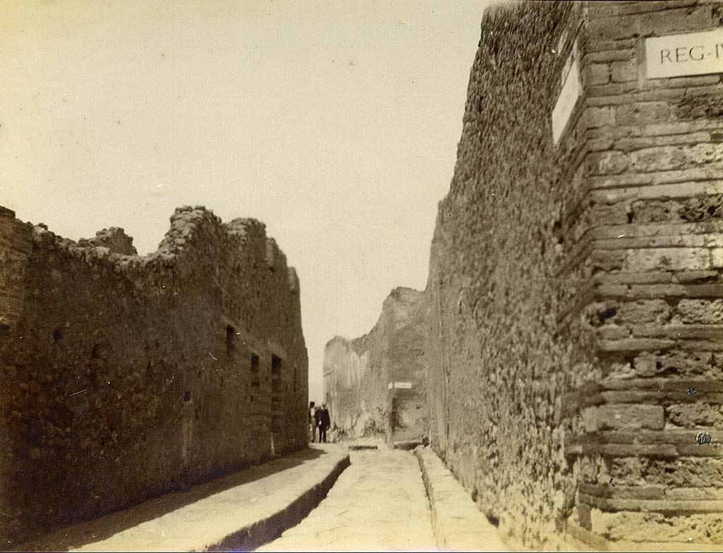 Vicolo del Gigante between VII.16 and VII.7. 1905. Looking north from Via Marina. Photo courtesy of Rick Bauer.
A very interesting photo showing on the left, what appears to be the front faade and doorways of VII.16.8 and 9.
On the right is the west wall of VII.7.10, before its destruction in the 1943 bombing.
