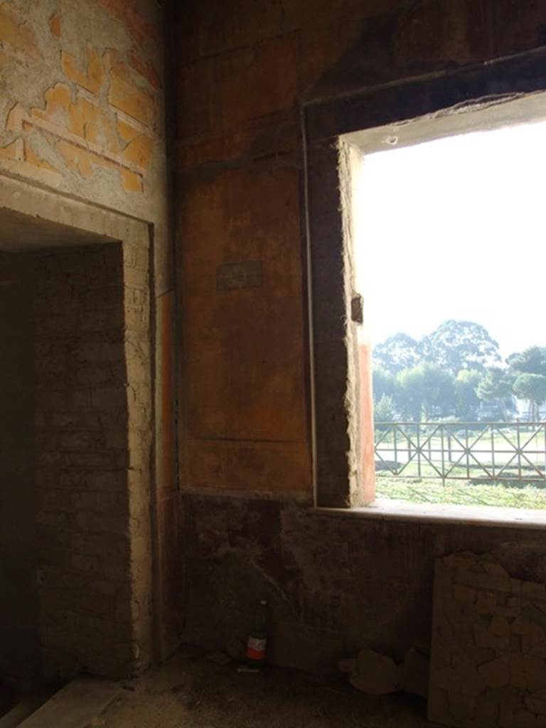 VII.16.17-22 Pompeii. December 2007. South-west corner of cubiculum, and window to hanging garden in west wall.