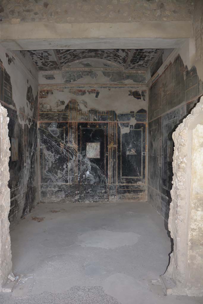 VII.16.22 Pompeii. October 2018. Room 58.
Looking east through doorway into room decorated in IV style on black background.
Foto Annette Haug, ERC Grant 681269 DCOR.
