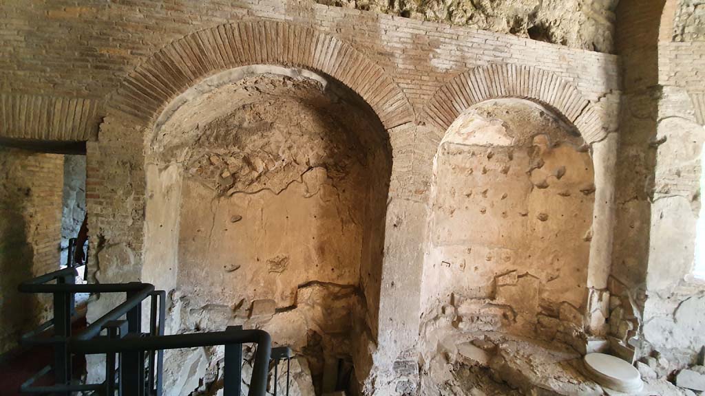 VII.16.a Pompeii. May 2015. Room 4, south-west side with two large niches. Photo courtesy of Buzz Ferebee.

