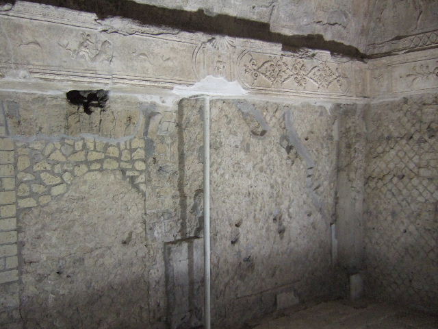 VII.16.a Pompeii. May 2010. Doorway from room 6 to room 5, tepidarium.