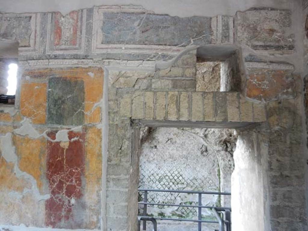 VII.16.a Pompeii. May 2015. Room 1, detail of painting around doorway in east wall. 
Photo courtesy of Buzz Ferebee.

