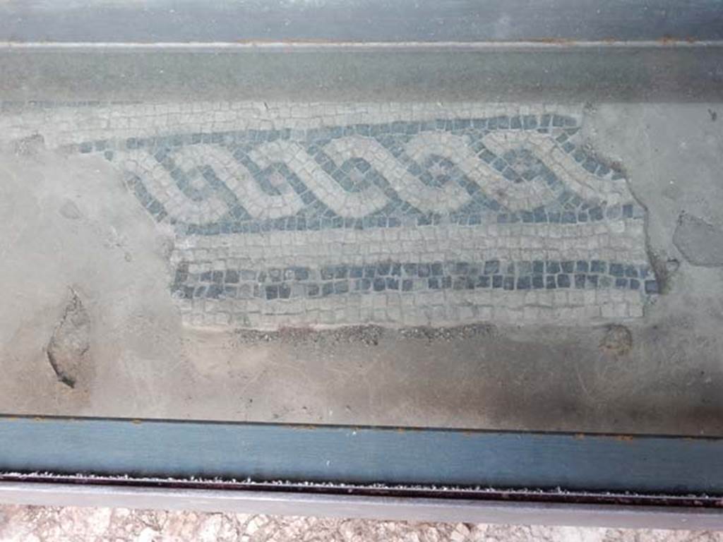 VII.16.a Pompeii. May 2015. Room 1, detail of mosaic flooring. Photo courtesy of Buzz Ferebee.