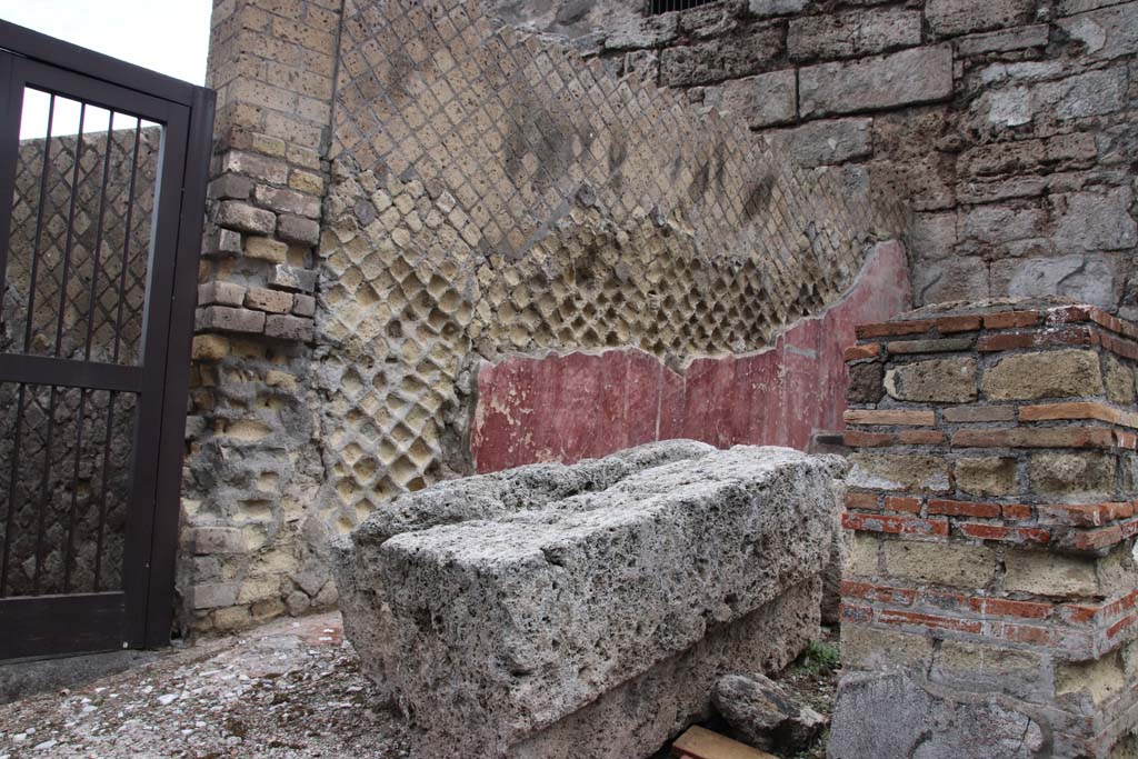 VII.16.a Pompeii. October 2020. Painted plaster on exterior wall on east side of doorway. Photo courtesy of Klaus Heese.