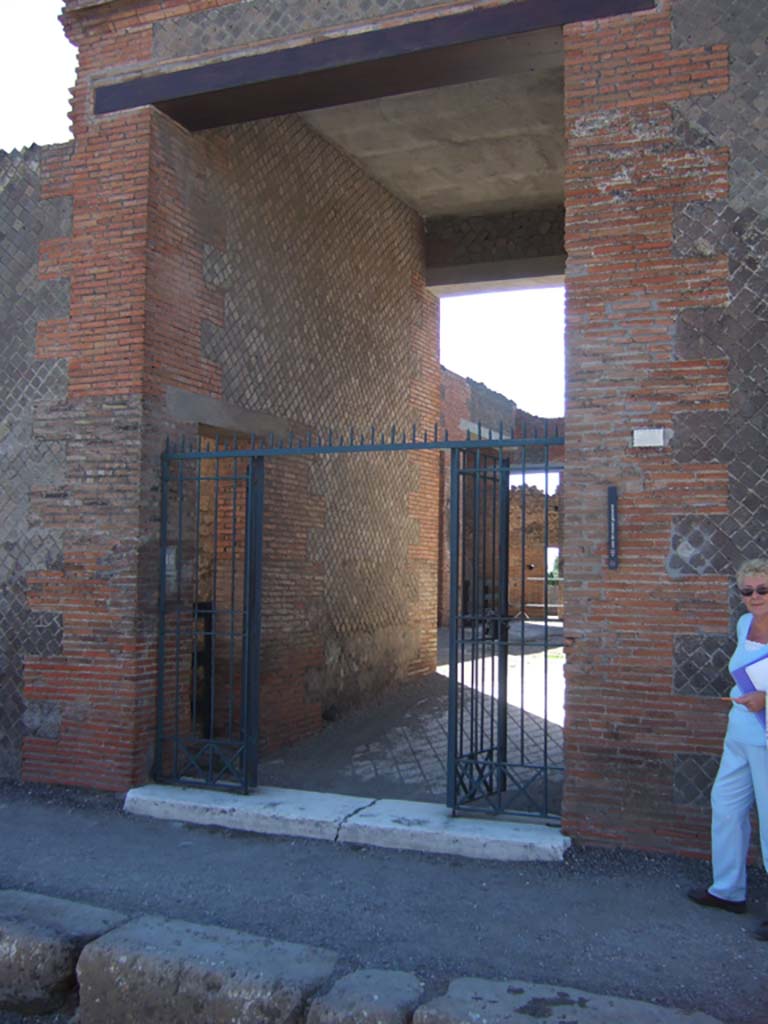 VIII.2.16 Pompeii. October 2020. Looking west across atrium from entrance corridor.
Photo courtesy of Klaus Heese.
