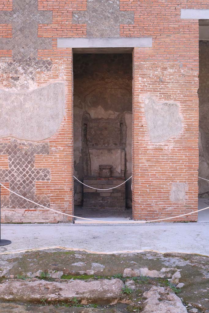 VIII.2.16 Pompeii. January 2017. Detail of flooring in room with household shrine.
Foto Annette Haug, ERC Grant 681269 DÉCOR
