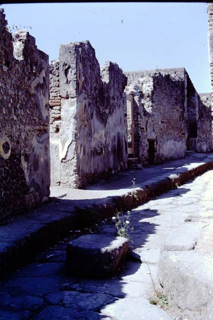 VIII.2.28 Pompeii. March 2014. Looking south through entrance doorway.
Foto Annette Haug, ERC Grant 681269 DÉCOR.

