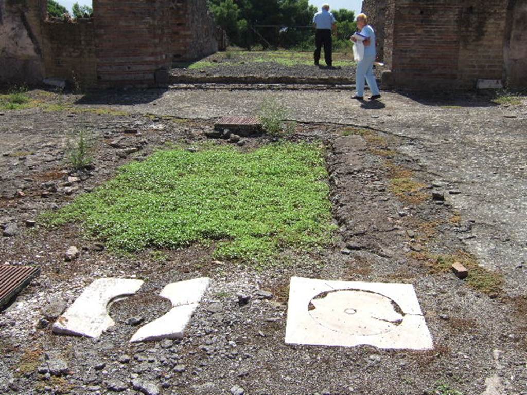VIII.2.30 Pompeii. September 2005. Impluvium in atrium, with four cistern-mouths. Originally all four would have been of travertine. The one on the left, replaced with a brown metal grid now, was originally incised with the letter D on the left, and on its right, the letter V. See Bullettino dellInstituto di Corrispondenza Archeologica (DAIR), 1885, p.93.
