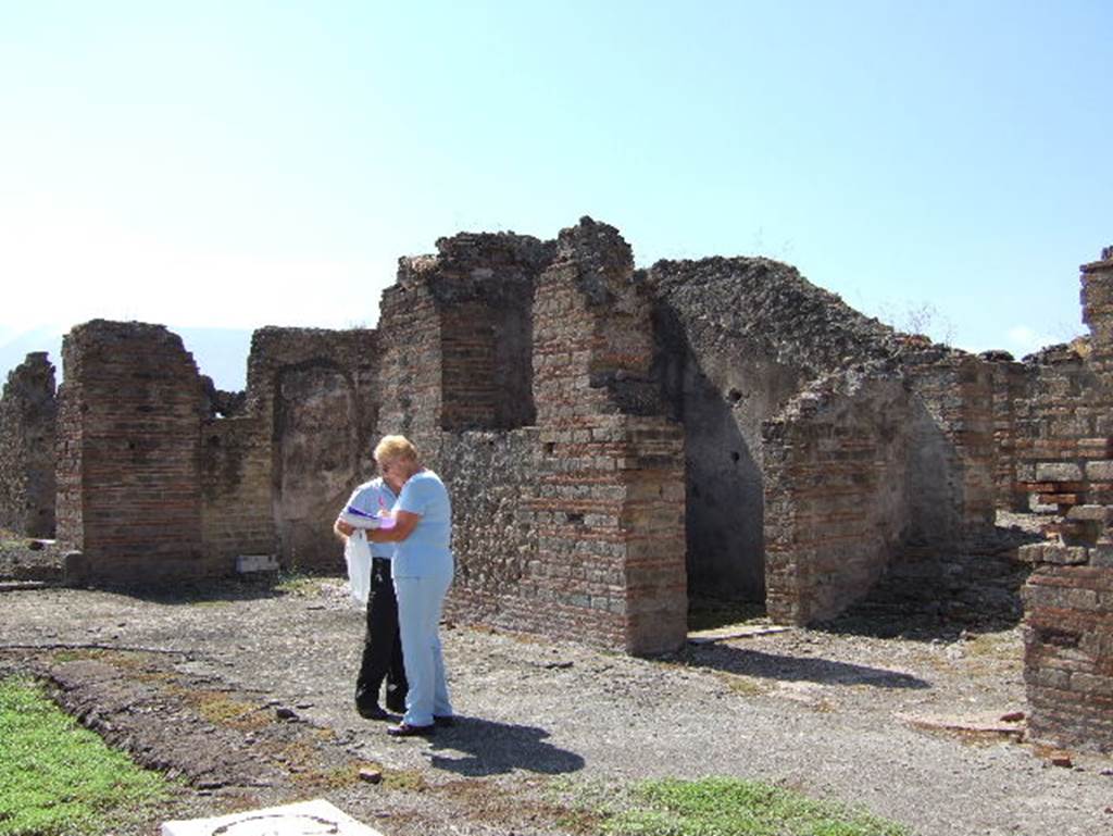 VIII.2.30 Pompeii. September 2005. West side of atrium, with opening linking to VIII.2.29,on left, with doorway to a cubiculum.