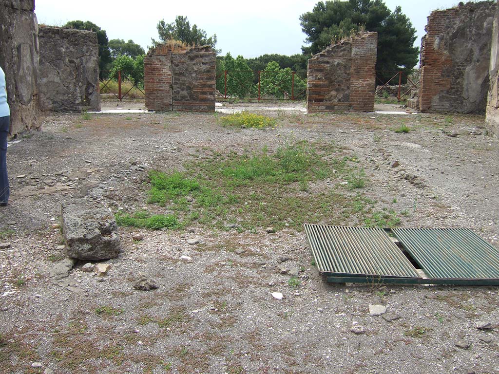 VIII.2.34 Pompeii. May 2006. Decorated floor in cubiculum ‘e’, of cocciopesto with regular lines of small white tesserae.  