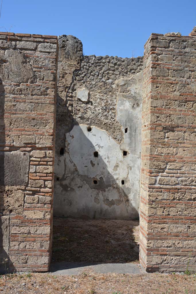 VIII.2.39 Pompeii. September 2019. Room l (L), looking west across flooring.
Foto Annette Haug, ERC Grant 681269 DÉCOR
