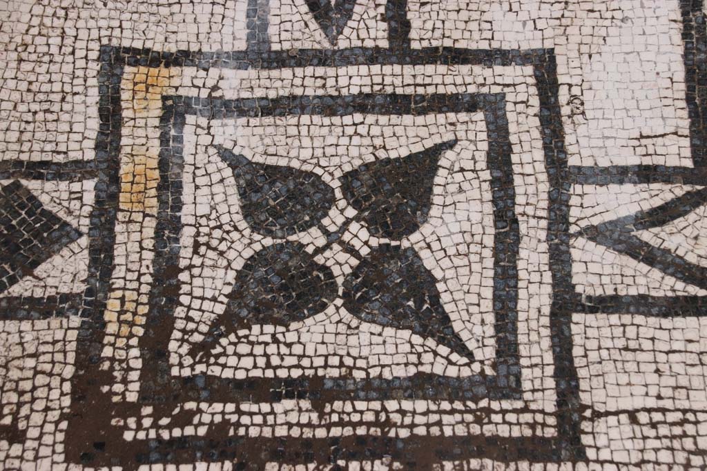 VIII.3.8 Pompeii. May 2016. Mosaic in entrance corridor/fauces, at northern end. 
Photo courtesy of Buzz Ferebee.

