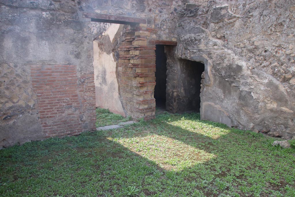 VIII.3.11, Pompeii, December 2018. 
Cubiculum, south-east corner, with vaulted east wall, on left. Photo courtesy of Aude Durand.
