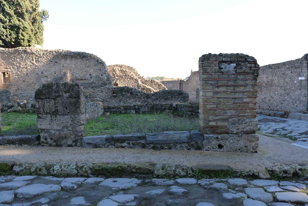 VIII.4.40 Pompeii. December 2018. 
Looking east at corner junction of Via dei Teatri, lower left, and Via del Tempio dIside, on right. Photo courtesy of Aude Durand.
