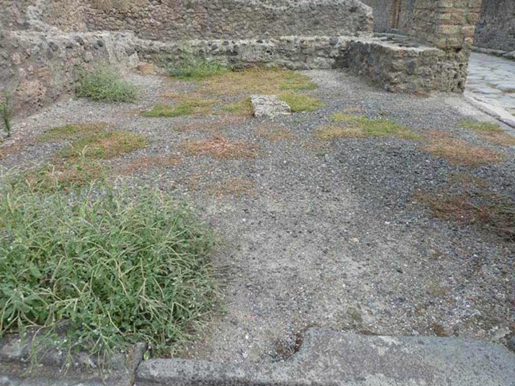VIII.4.40 Pompeii. September 2015. Entrance doorway, looking east. On the right is the other entrance at VIII.4.40a on Via del Tempio dIside.

