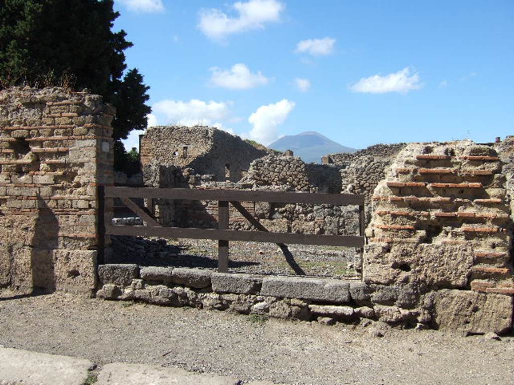 VIII.4.40a Pompeii. September 2005. Entrance on Via del Tempio d’Iside, looking north.