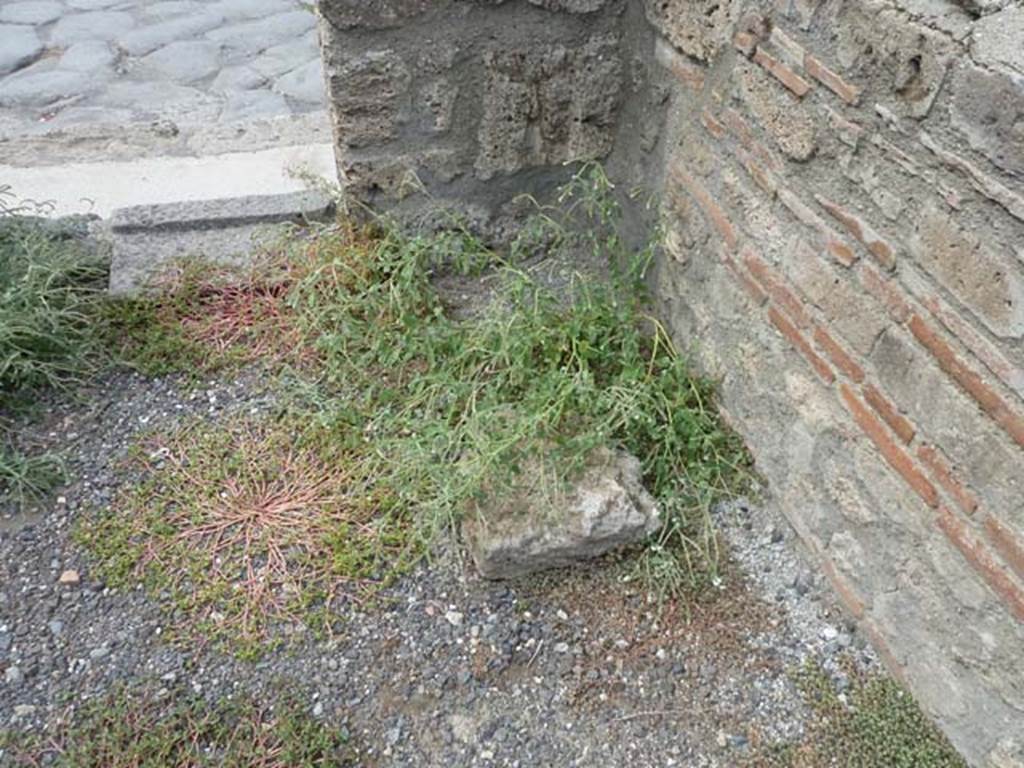 VIII.4.40 Pompeii. September 2015. North-west corner, on north side of doorway.
