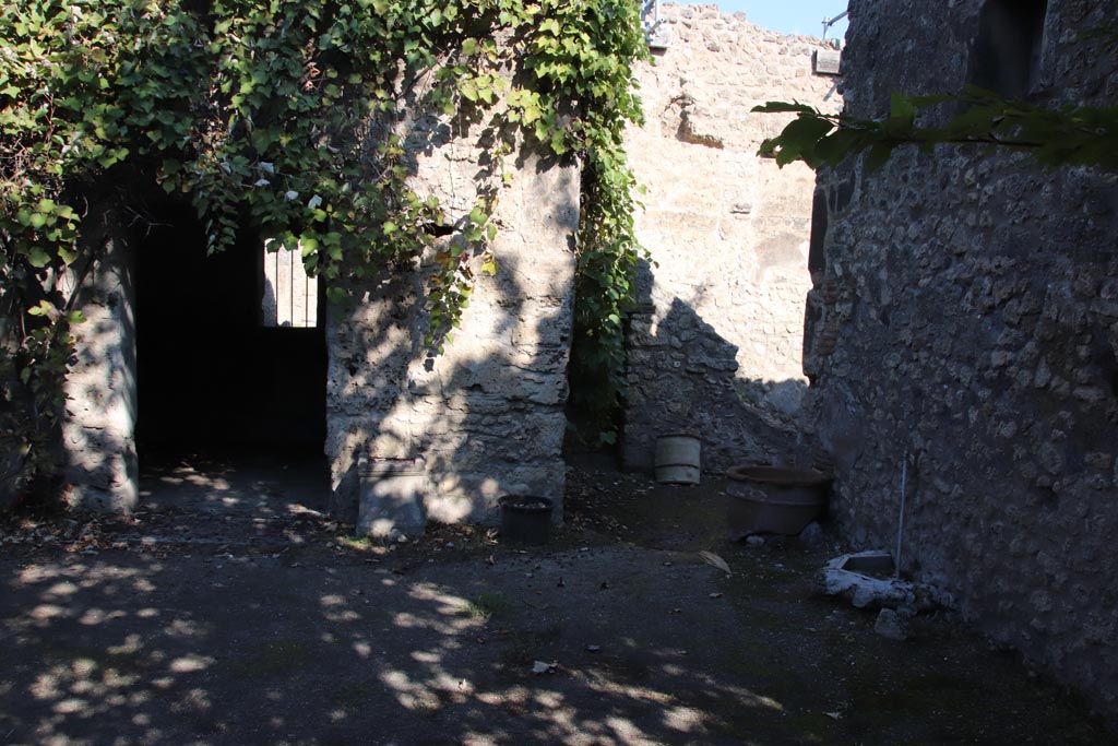 VIII.5.15 Pompeii. October 2022. Doorway to room 9 in north wall, on left. Photo courtesy of Klaus Heese. 