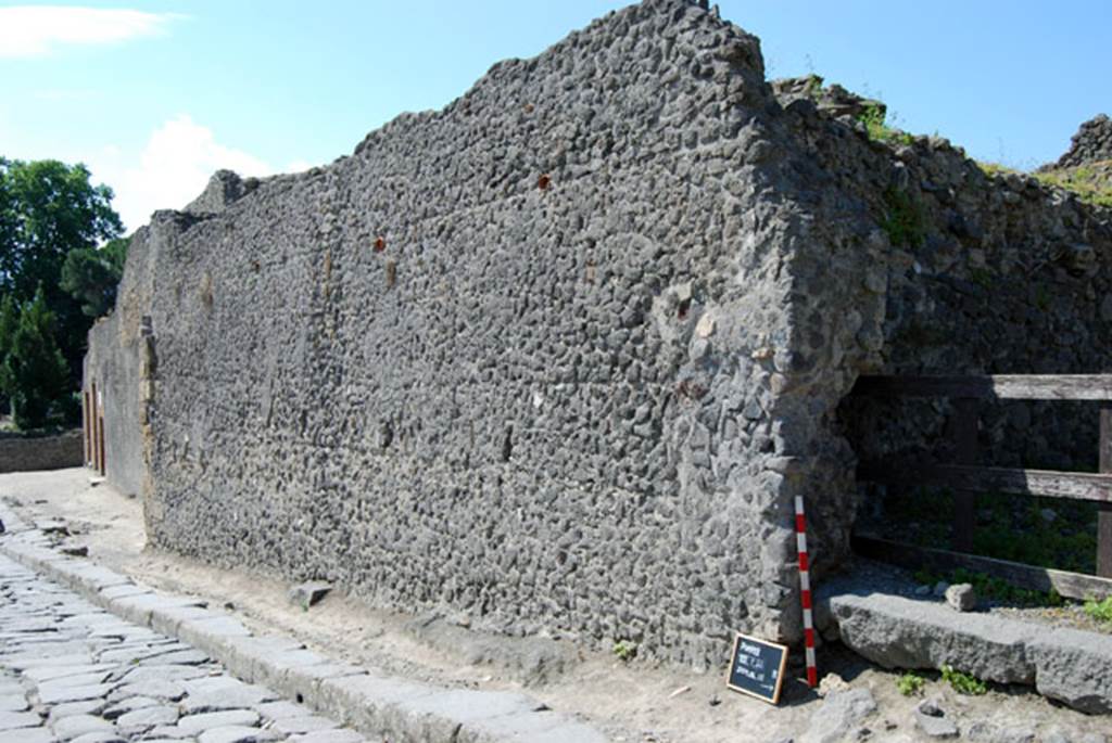VIII.7.22 Pompeii. June 2009. Exterior wall faade on south side of entrance doorway. 
Photo courtesy of Sera Baker.
