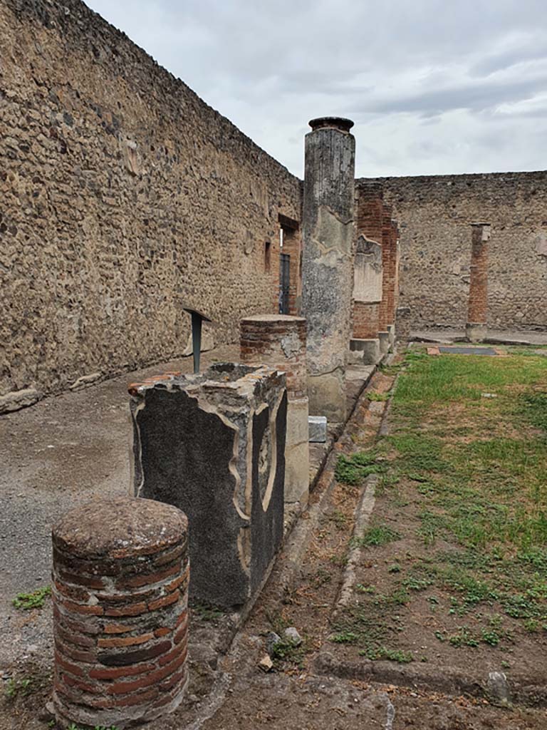 VIII.7.28 Pompeii. August 2021. Looking east along north portico.
Foto Annette Haug, ERC Grant 681269 DÉCOR.
