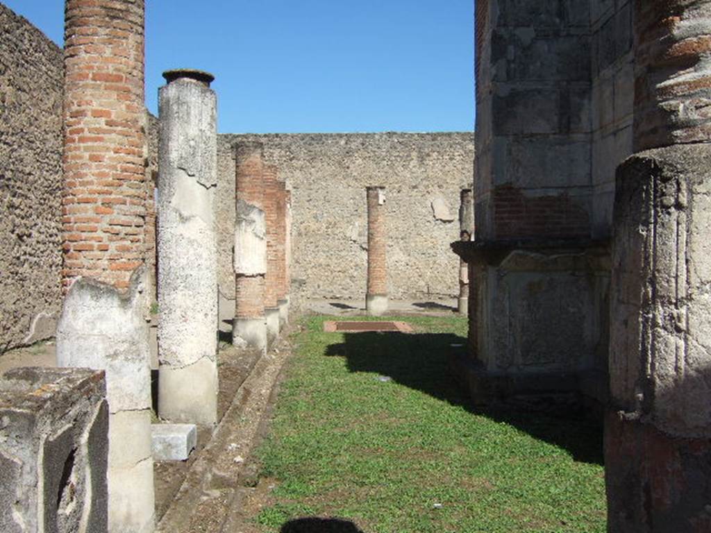 VIII.7.28 Pompeii.  December 2007. Looking east along north portico.