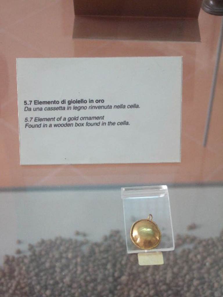 VIII.7.28 Pompeii.  Gold ornament found in the cella. Now in Naples Archaeological Museum.
