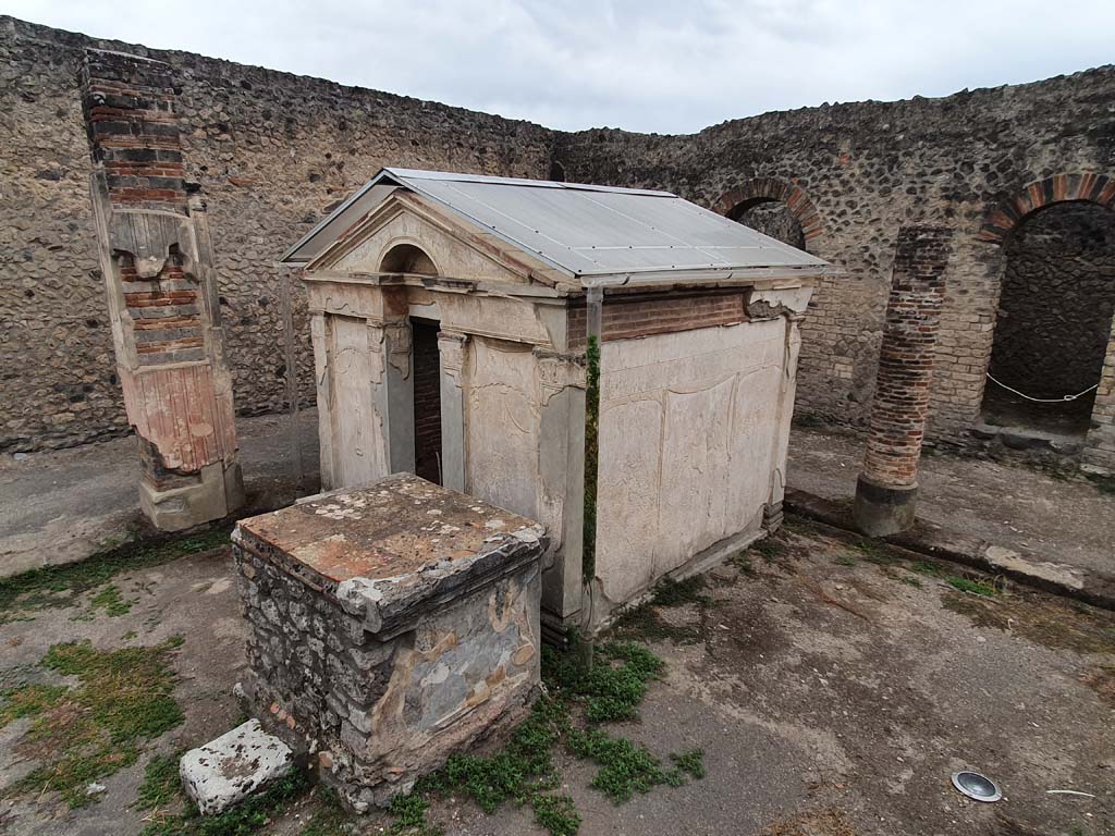 VIII.7.28 Pompeii. August 2021. South-east corner of portico with Purgatorium and altar.
Foto Annette Haug, ERC Grant 681269 DÉCOR.
