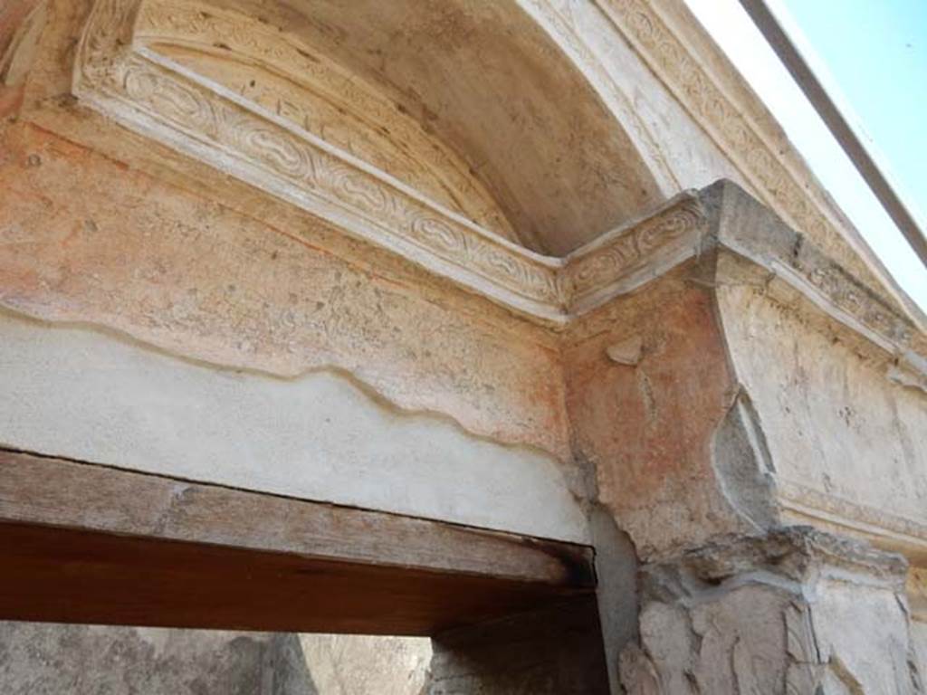 VIII.7.28, Pompeii. May 2015. Purgatorium, detail of stucco on west side above doorway on the north side. Photo courtesy of Buzz Ferebee.
