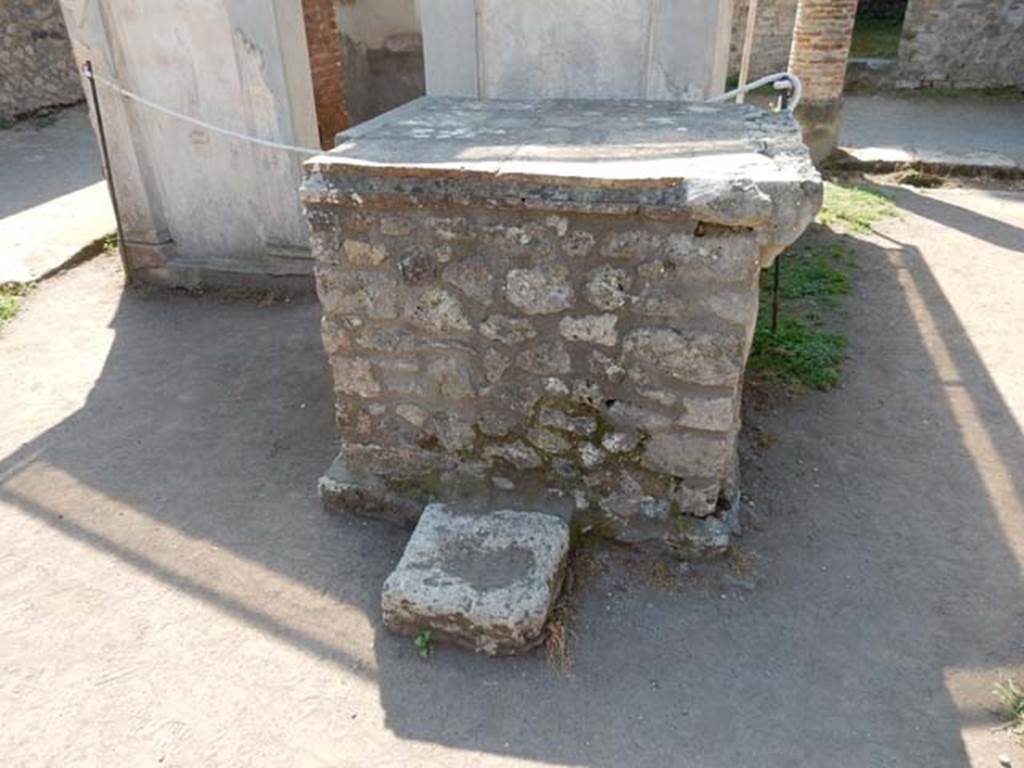 VIII.7.28, Pompeii. May 2015. Altar on north side of purgatorium, north face. Photo courtesy of Buzz Ferebee.
