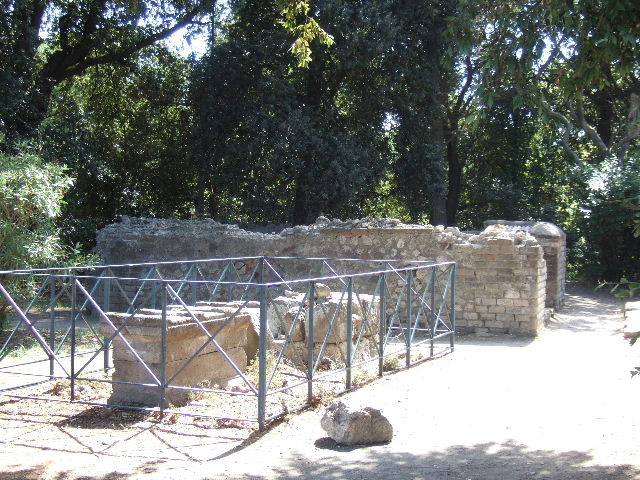 VIII.7.31 Pompeii. December 2005. Second altar, north side and top.