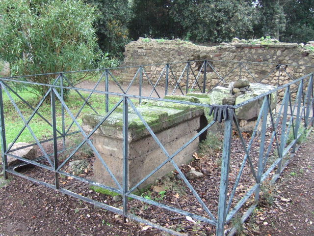 VIII.7.31 Pompeii. December 2005. Centre of tomb, looking south.