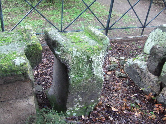 VIII.7.31 Pompeii. December 2005. Centre of tomb, looking north.
