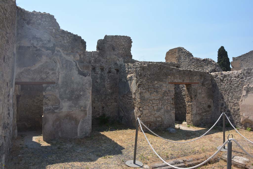 IX.1.12 Pompeii. July 2017. Looking west across south side of atrium.
Doorway to a cubiculum, on left, open doorway to small room or cupboard, in centre, and doorway to cubiculum, (on right).
Foto Annette Haug, ERC Grant 681269 DÉCOR

