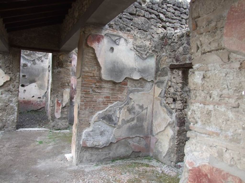 IX.1.22 Pompeii. December 2007. Room 14, first peristyle with doorways of rooms 20, 21 and 22. The anteroom of cubiculum 20 is on the right. On the left is the doorway to room 22.
