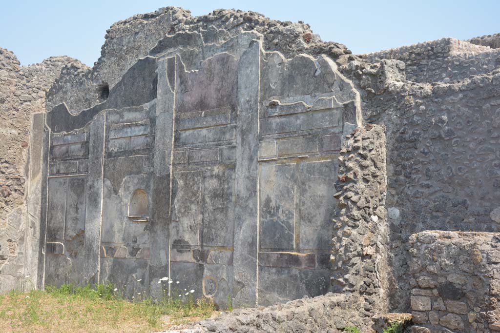 IX.3.2 Pompeii. July 2017. South wall of garden area, with stucco decoration in the first style.
Foto Annette Haug, ERC Grant 681269 DÉCOR.
