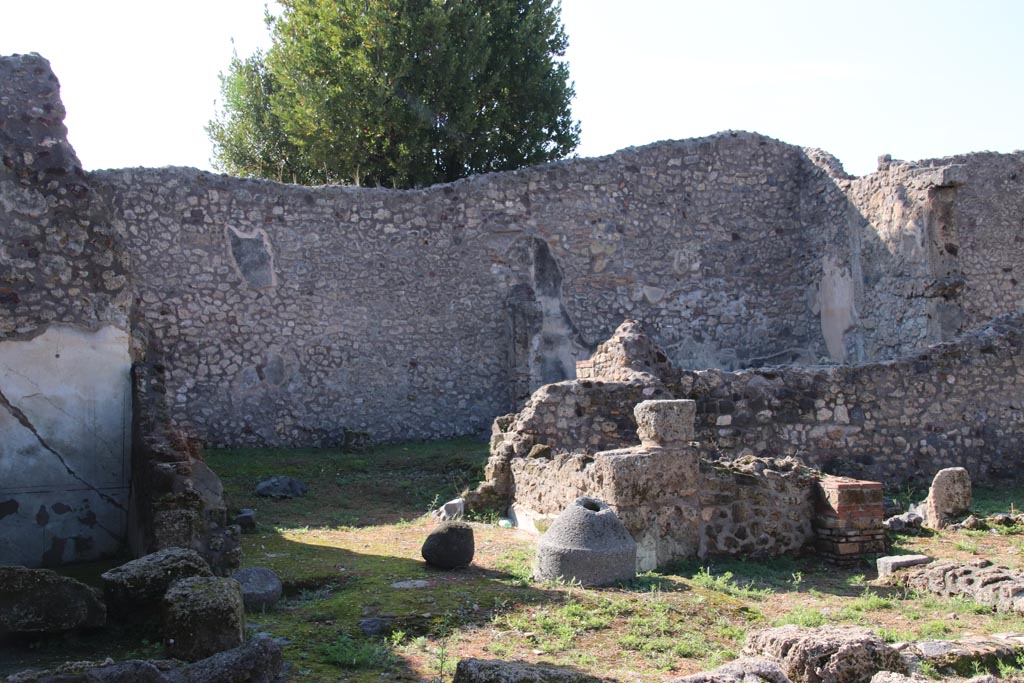 IX.3.21 Pompeii. October 2022. West wall. Photo courtesy of Klaus Heese. 

