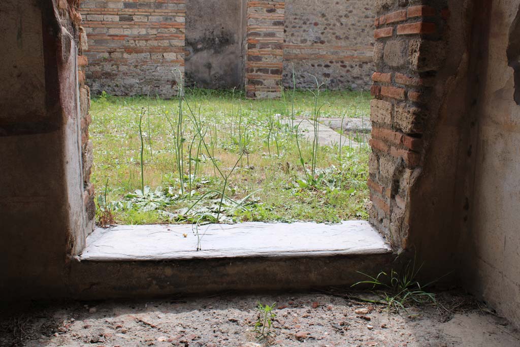 IX.5.2 Pompeii. May 2019. Room ‘c’, detail of doorway threshold, looking west into atrium ‘b’.
Foto Christian Beck, ERC Grant 681269 DÉCOR.
