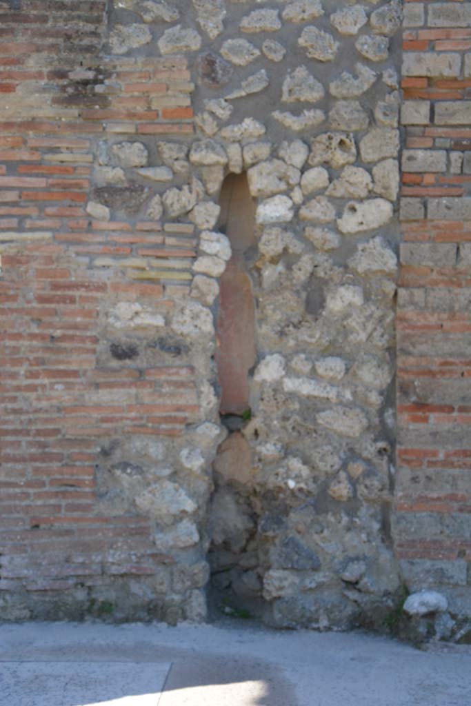 IX.5.8, Pompeii. March 2017. 
Looking south to detail of pilaster between IX.5.8 and IX.5.7, with terracotta downpipe.
Foto Christian Beck, ERC Grant 681269 DCOR.
