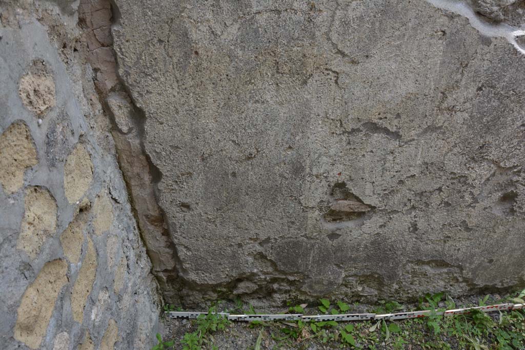 IX.5.8 Pompeii. May 2017. Lower west wall in south-west corner.
Foto Christian Beck, ERC Grant 681269 DCOR.
