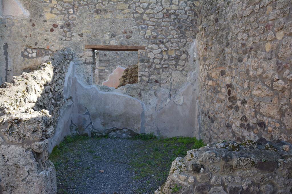 IX.5.8, Pompeii. March 2017. Looking south towards rear room in south-west corner with window into IX.5.9.
Foto Christian Beck, ERC Grant 681269 DCOR.
