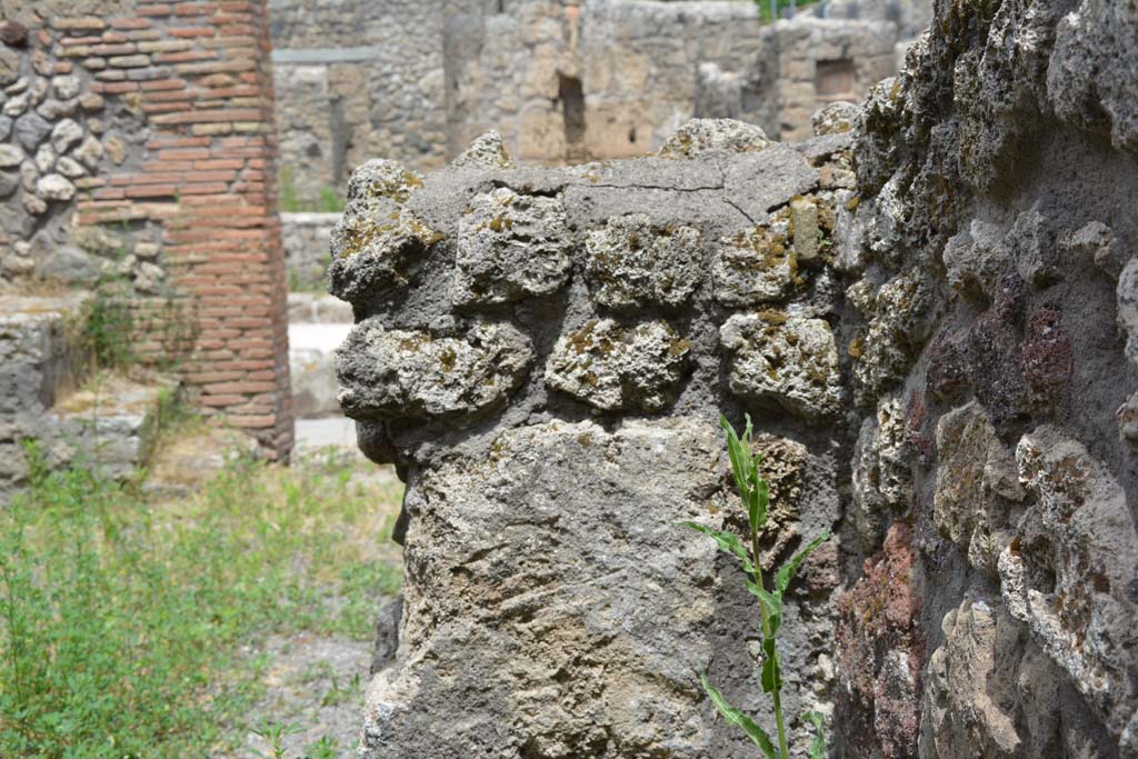 IX.5.8 Pompeii. May 2017. Detail of small wall in north-east corner.
Foto Christian Beck, ERC Grant 681269 DCOR.


