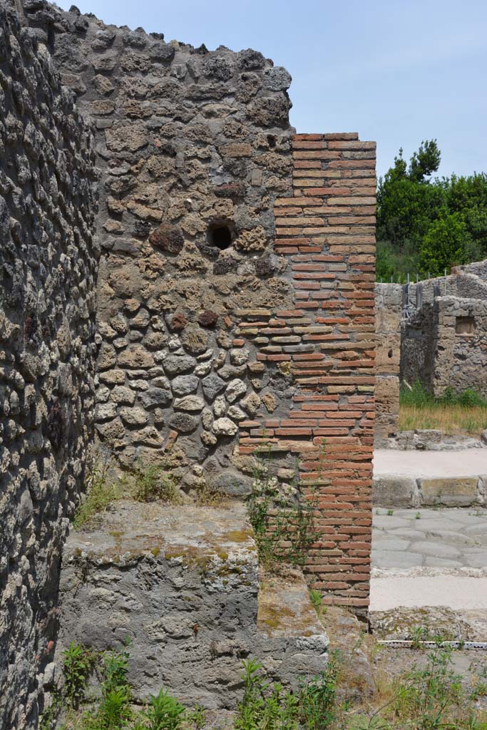 IX.5.8 Pompeii. May 2017. Looking towards north wall in north-west corner of doorway onto Via di Nola.
Foto Christian Beck, ERC Grant 681269 DCOR.
