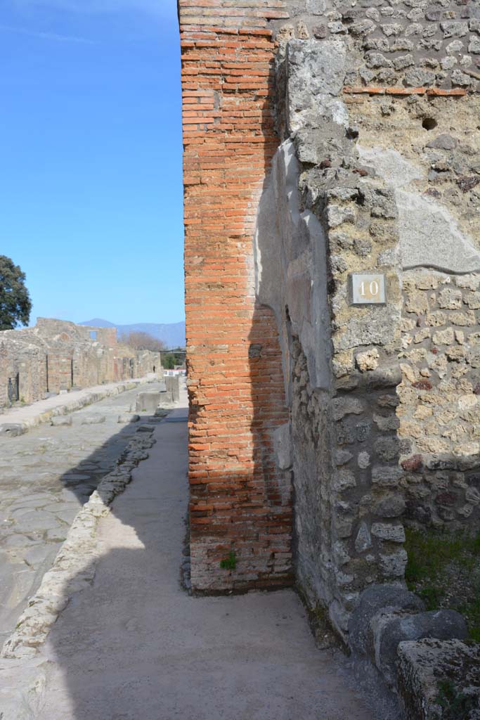 IX.5.10 Pompeii. March 2017. 
Looking towards east side of entrance doorway, and along Via di Nola.
Foto Christian Beck, ERC Grant 681269 DCOR.
