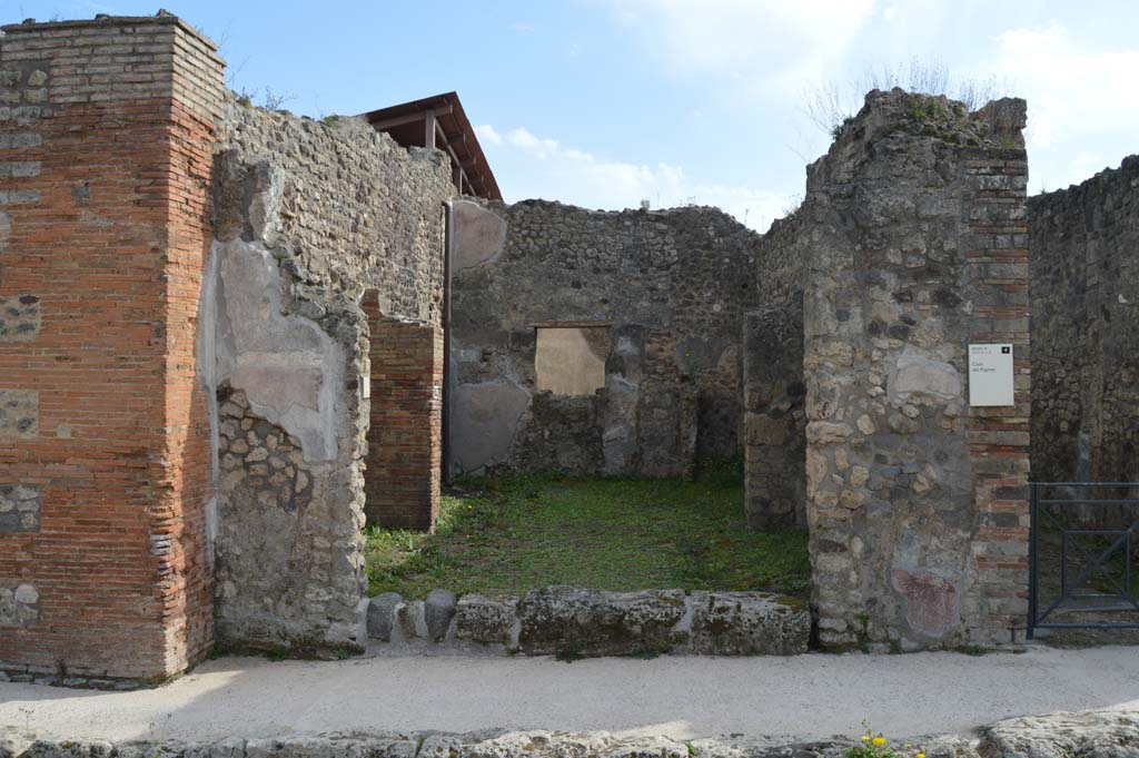 IX.5.10 Pompeii. March 2019. Looking south towards entrance doorway. 
Foto Taylor Lauritsen, ERC Grant 681269 DCOR.
