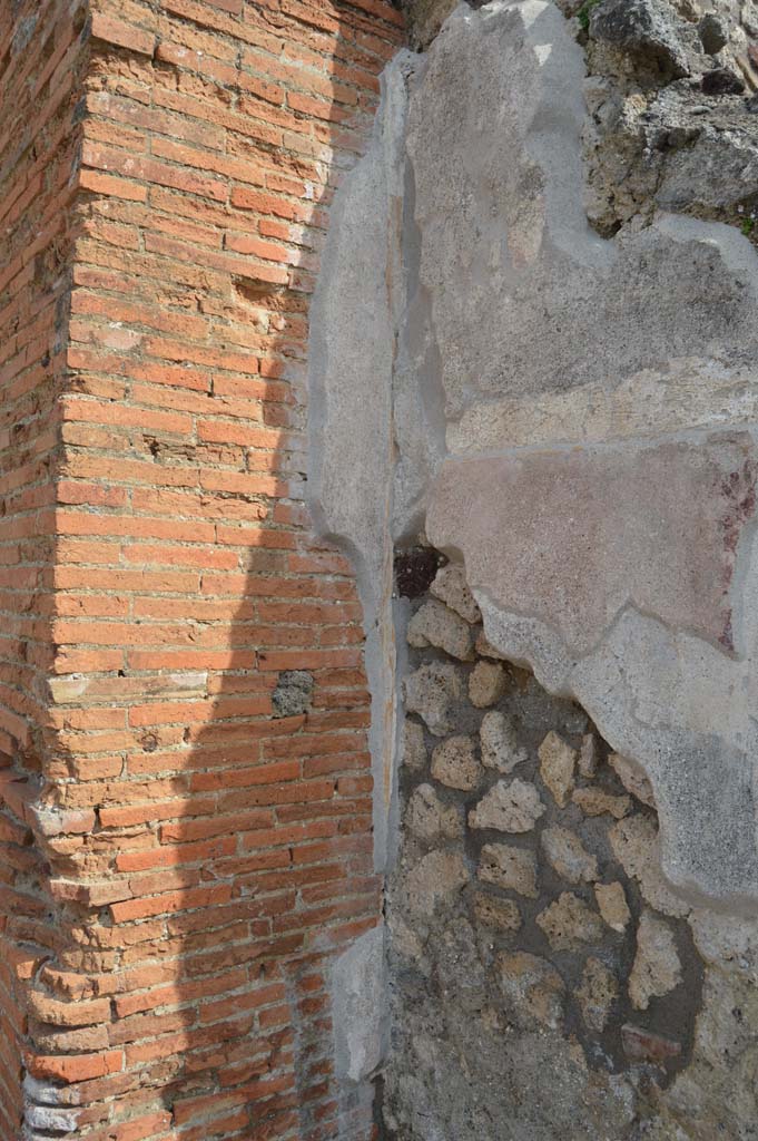 IX.5.10 Pompeii. March 2019. Detail of remaining painted decoration on east side of entrance doorway.
Foto Taylor Lauritsen, ERC Grant 681269 DCOR.
