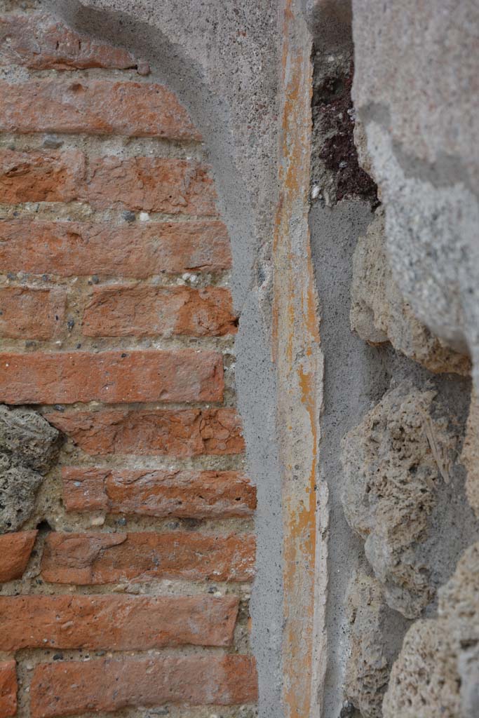 IX.5.10 Pompeii. May 2017. Detail of remaining painted decoration on east side of entrance doorway.
Foto Christian Beck, ERC Grant 681269 DCOR.

