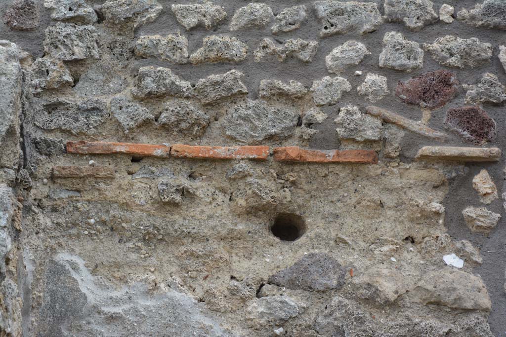 IX.5.10 Pompeii. May 2017. Detail from east wall at north end.
Foto Christian Beck, ERC Grant 681269 DCOR.
